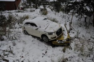 Bursa'da s&uuml;r&uuml;c&uuml; atladı cip başka bir otomobille birlikte şarampole u&ccedil;tu