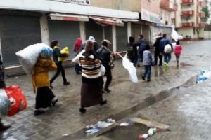 Cizre'de gıda stoku t&uuml;kendi, halk beyaz bayraklarla il&ccedil;eyi terk ediyor