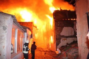 Kuşadası alev alev: 12 tarihi ev k&uuml;l oldu