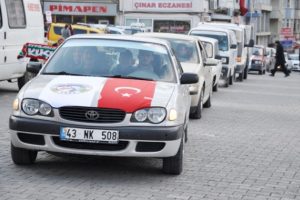 Danıştay'ın kararını 600 ara&ccedil;lık konvoyla kutladılar
