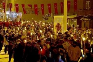 Sarıkamış şehitleri i&ccedil;in eksi 18 derecede y&uuml;r&uuml;d&uuml;ler