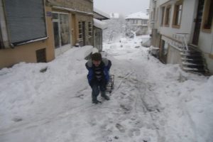 &Uuml;r&uuml;nlerini kızak ile ulaştırıyor