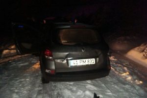 Buzlanma y&uuml;z&uuml;nden 4 ara&ccedil; kaza yaptı