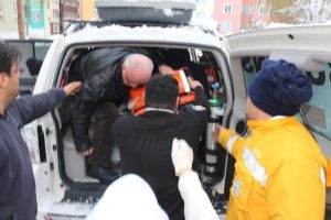 Yolu kapalı k&ouml;yde zehirlenen 5 kişiye 10 saatte ulaşıldı