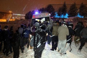 Polis ekipleri yolda kayan &uuml;niversiteli gen&ccedil;lere &ccedil;arptı