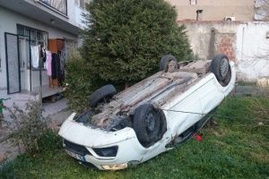Takla atan otomobil evin bah&ccedil;esine u&ccedil;tu