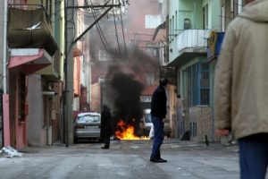 Bursa'da sokak ortasında lastik yaktı; kamyonet yanmaktan son anda kurtarıldı