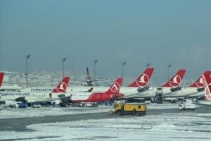 Kar yağışı u&ccedil;ak seferlerini iptal ettirdi