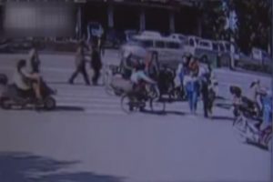 &Ouml;ğrencilerini korumak isterken kaza kurbanı oldu