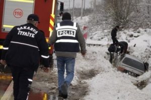 Buzlanan yolda 7 ara&ccedil; kaza yaptı: 19 yaralı