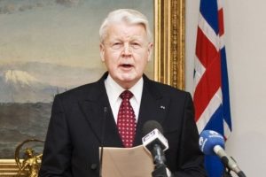 &Oacute;lafur Ragnar Gr&iacute;msson istifa etti