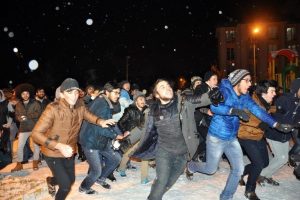 Karab&uuml;k'te &uuml;niversitelilerin kar topu savaşı
