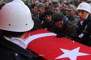Şehit babasına &uuml;niformasıyla veda etti