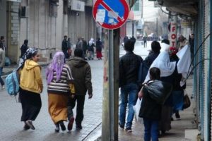 Cizre'den halkın beyaz bayrak a&ccedil;ıp ka&ccedil;ışı s&uuml;r&uuml;yor