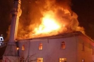 Sapanca'da elektrik kontağı sonucu 50 yıllık cami yandı