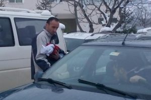 &Ouml;len bebeğini kucağında taşıyıp toprağa verdi