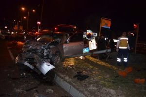 Minib&uuml;sle otomobil &ccedil;arpıştı: 1 &ouml;l&uuml; 3, yaralı