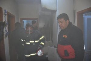 Suriyeli ailenin kaldığı evdeki yangın paniğe yol a&ccedil;tı