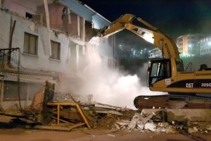 Roma Antik Tiyatro'yu &ouml;rten son yapı yıkıldı
