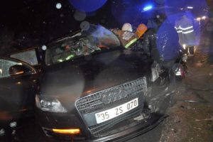 L&uuml;ks cip bariyerlere &ccedil;arptı: 1 yaralı
