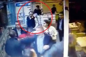 Garsona u&ccedil;an tekmeli ve bı&ccedil;aklı saldırı