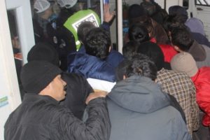 Bu kazayı izleyebilmek i&ccedil;in sıraya girdiler!