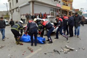 Yayaya ve kamyonete &ccedil;arpan otomobilin s&uuml;r&uuml;c&uuml;s&uuml; &ouml;ld&uuml;