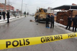 Hareket halindeki kamyon s&uuml;r&uuml;c&uuml;s&uuml;yle şaka &ouml;l&uuml;m getirdi