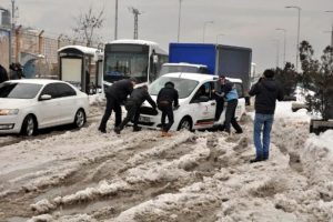 Zonguldak'ta kar pazaryerinin &ccedil;atısını yıktı