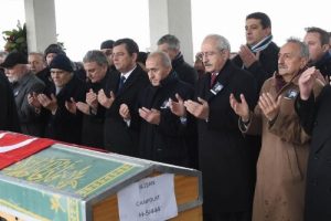 Kılı&ccedil;daroğlu, eski milletvekilinin cenaze t&ouml;renine katıldı