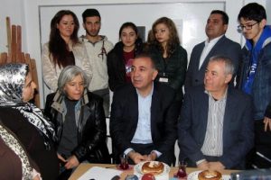 CHP'li Tekin: Sosyal devlet olsa &ccedil;ocuklar karton i&ccedil;inde uyumazdı