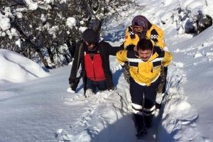 Yol kardan kapanınca 112 &ccedil;alışanı hastayı sırtında taşıdı