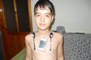 Mıknatıs &ccedil;ocuk g&ouml;renleri şaşırtıyor