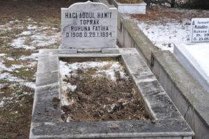 Halis Ağa i&ccedil;in babasının kabrinden toprak alındı