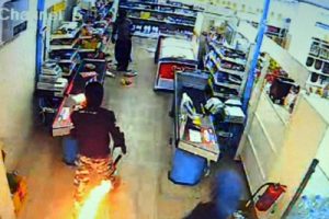 Marketi yağmalayıp molotofkokteyli atan 10 kişi g&ouml;zaltında