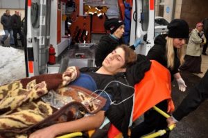 Evinin &ouml;n&uuml;nde sa&ccedil;ma isabet eden liseli yaralandı
