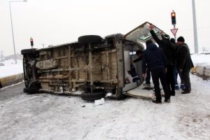 Cenaze taşıyan ambulans takla attı: 2 yaralı