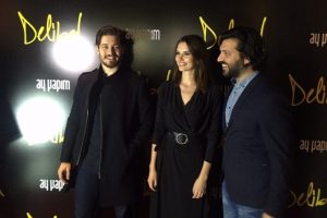 Filmin galasında gen&ccedil; kızların izdihamı