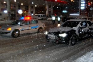 Aşırı kar trafiği fel&ccedil; etti