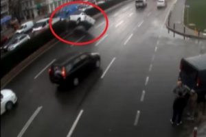 Yağışlı hava kazaları da beraberinde getirdi