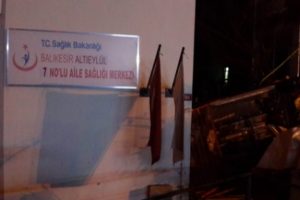 Otomobil sağlık ocağına girdi