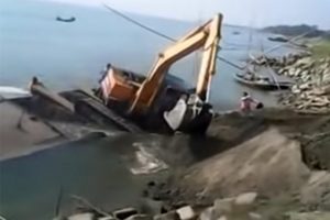 Pakistan'da ilgin&ccedil; olay! İş makinesi gemiyi batırdı