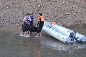 İzmir'de ka&ccedil;ak botu battı: 2 &ouml;l&uuml;
