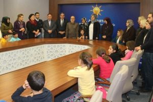 Ak Parti Bursa Osmangazi İl&ccedil;e kadın kolları yetimlere mont dağıttı