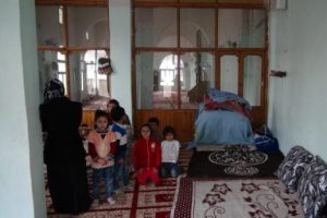 Cizre'de &ccedil;atışmalar s&uuml;r&uuml;yor, bazı aileler camiye sığındı