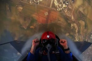 T&uuml;rk pilot 11 saniyede 15 bin fite &ccedil;ıktı!
