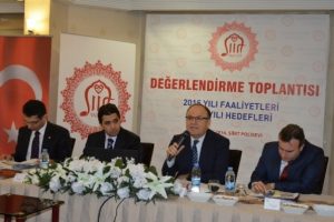 Vali: Okullar tatil olunca &ouml;vg&uuml;, olmayınca k&uuml;f&uuml;r