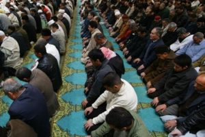 Namaz kılmak istediler kovuldular iddiası
