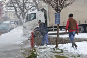 Bursa'da patlayan su vanası ile ara&ccedil;larını b&ouml;yle yıkadılar