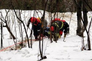 Zonguldak'ta dereye yuvarlanan avcıyı itfaiye kurtardı